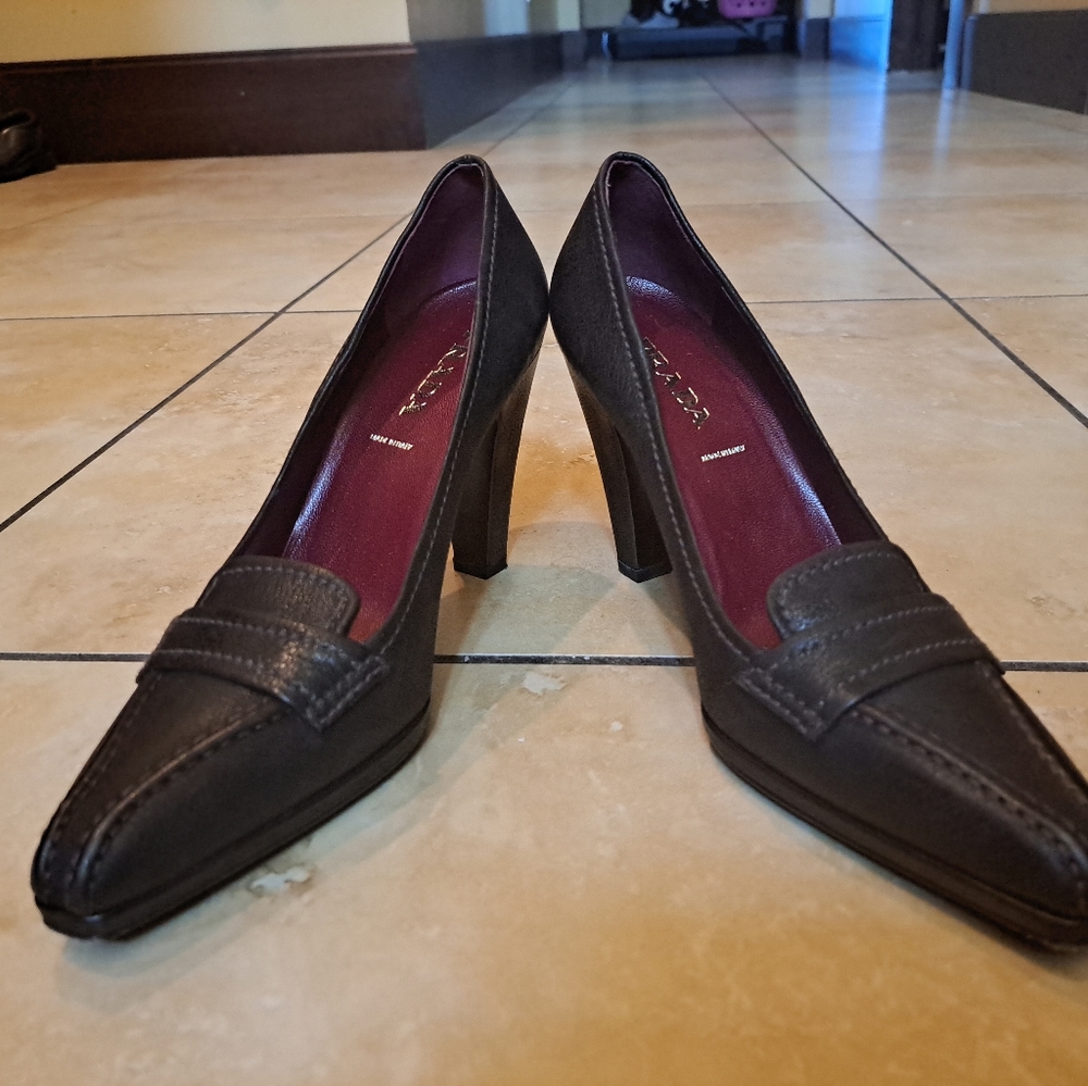Prada Leather Pointed Toe Loafer Kitten Heels sz 8 US 38 EU Made in Italy